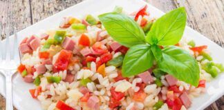 La mia insalata di riso è gustosa e salutare non servono sott'aceti, bastano 3 euro mangia tutta la famiglia