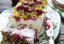 Lo faccio con i pistacchi e i lamponi il semifreddo è finito in un lampo non si può desiderare dessert migliore dopo cena