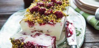 Lo faccio con i pistacchi e i lamponi il semifreddo è finito in un lampo non si può desiderare dessert migliore dopo cena