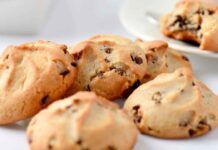 Metti tutti gli ingredienti in una ciotola, prendi un cucchiaio e ti faccio preparare dei biscotti buonissimi uno tira l'altro