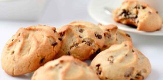 Metti tutti gli ingredienti in una ciotola, prendi un cucchiaio e ti faccio preparare dei biscotti buonissimi uno tira l'altro
