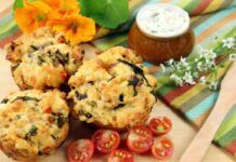 Per fare questi muffin salati non preparo nessun impasto, uso solo pane vecchio e le verdure che voglio e sono irresistibili