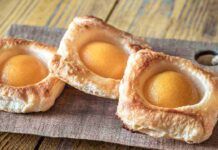 Questo dolce alle pesche è il più buono di sempre, lo mangio praticamente tutti i giorni