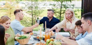 La scienza spiega perché mangiare in compagnia è più salutare che farlo da soli