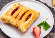 Basta lamenti a colazione, con i Quadrotti di sfoglia con crema diplomatica e fragole, li conquisterai tutti senza stress!