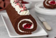 Da quando ho scoperto questo rotolo, il dessert non avanza mai: ho messo del cocco e delle ciliegie ed è sparito in un attimo!
