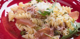 Scommetti che questa pasta con rucola, formaggio e prosciutto crudo sparisce prima di portarla in tavola
