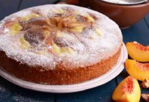 Stanno andando a male le pesche Perfetto aggiungile a questo impasto e servirai un dolce irresistibile a colazione