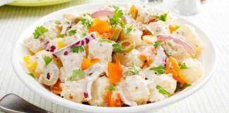 Stupisci tutti con questa insalata di patate ricca, cremosa a prova di scarpetta