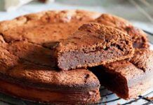 Guarda che ti combino con un po' di cacao e farina, una torta senza zucchero e burro così golosa che non ci credi che è leggerissima