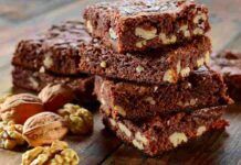 Solo 80 calorie per questa torta all’acqua al cioccolato con tanti gherigli di noci, risveglia tutti i sensi! Torta all'acqua al cioccolato