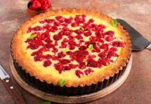 È una crostata ma dentro sembra un budino con un ripieno inaspettato da far impazzire tutti, con questa torta ho davvero fatto centro!