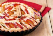 Torta sofficissima alle prugne e yogurt la mangio a colazione e non metto un grammo, solo 120 Kcal