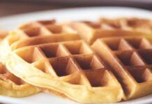 Faccio colazione tutti i giorni con i waffle perché li preparo senza farina, burro e uova! La colazione proteica che tutti vogliono