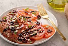 Carpaccio di pomodori: questa non è mica la solita insalata che prepari, sta bene con tutto e basta da solo per un pranzo soddisfacente!