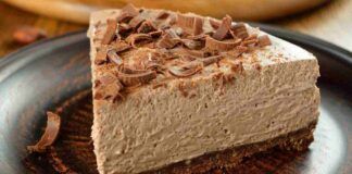 Sbriciola i biscotti e prepara la moka, prepariamo la cheesecake al caffè più veloce del web per un dessert che fa sempre piacere!