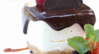 Non é una cheesecake, ma una torta budino fredda: un mix di vaniglia e cioccolato irresistibile, vorresti non finisse più