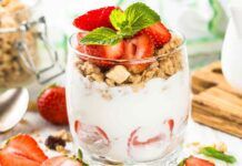 Coppe allo yogurt per una dieta bilanciata, io non rinuncio al dessert neanche sotto tortura solo 150 kcal Ti rendo la merenda piacevole seguendo una dieta bilanciata con queste coppe allo yogurt hai tutto quello che ha bisogno il tuo corpo