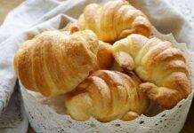 Colpo di scena stasera, porto a tavola i miei cornetti al latte: non devono lievitare e si mangiano subito, mi adoreranno!