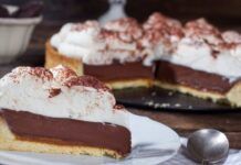 Questa crostata con crema al cioccolato è certamente un grande classico, ma la mia versione lampo te la fa preparare pure se non hai tempo