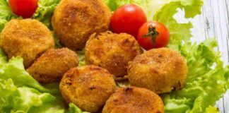 Faccio con le zucchine a crudo e un ingrediente cremoso, delle frittatine speciali, fuori sono croccantissime, spariranno dai piatti