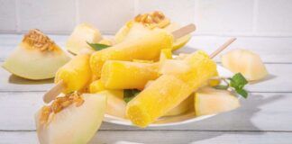 Non ci metto niente a fare questi ghiaccioli al melone giallo e limone, così dopo cena si rinfrescano tutti senza sensi di colpa