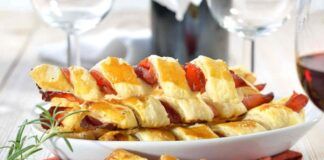 Grissini di pasta sfoglia: speck e formaggio sono i miei preferiti, ma li faccio pure misti nemmeno al bar l'ape è così buono!
