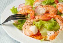Non per vantarmi ma quest'insalata di gamberetti è la fine del mondo, la salsa che cambia tutto e il bis me lo chiedono al primo assaggio