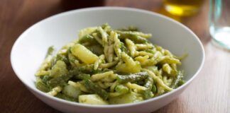 Cuocio la pasta insieme alle verdure in una sola pentola e preparo un'insalata al pesto esplosiva e piena di sapore