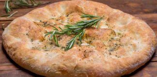 Pane senza lievito in padella: da quando lo preparo, il pane a tavola non manca più e puoi mangiarne pure due fette senza troppi rimorsi