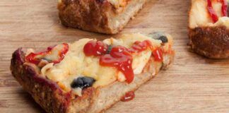 Se hai del pane vecchio questa la devi provare, sembra una pizza croccantissima ma la fai in 5 minuti.