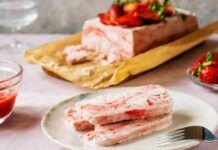 Ho scoperto come fare un semifreddo in 5 minuti, prendi i tuoi biscotti preferiti e delle fragole, ti lascio senza parole