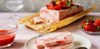 Ho scoperto come fare un semifreddo in 5 minuti, prendi i tuoi biscotti preferiti e delle fragole, ti lascio senza parole
