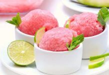 Fragole e lime insieme per un sorbetto speciale, questo non solo si fa in pochi minuti, è buonissimo e aiuta pure a digerire!