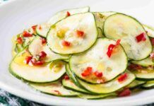 In questa ricetta non si cuoce niente, metti tutto a crudo e porti in tavola: il contorno perfetto per l’estate