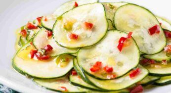 In questa ricetta non si cuoce niente, metti tutto a crudo e porti in tavola: il contorno perfetto per l’estate