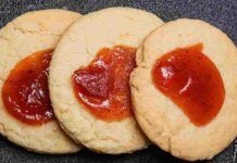 Niente burro e glutine, ma questi sono biscottini super: il segreto è tutto nell’impasto, finiscono in fretta Biscotti marmellata mandorle