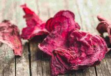 Affetto finemente due barbabietole e le friggo, uno snack così non lo avevo mai provato: buone da finire subito Chips croccanti barbabietole
