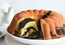 Solo acqua e gli ingrediente che ho a casa, così il ciambellone marmorizzato lo mangiano pure le mie amiche a dieta