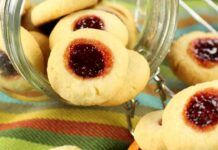 Con due cucchiai di marmellata ho preparato dei biscotti per colazione, li hanno divorati in un minuto