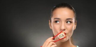 Come fanno i giapponesi a mangiare il riso con le bacchette?