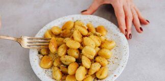 Queste sono anche meglio delle classiche patatine, le fai sempre con le patate e le servi durante gli antipasti - RicettaSprint