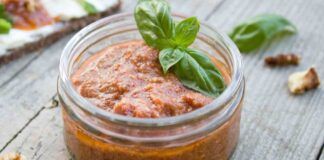 Il pesto alla siciliana lo faccio a modo mio ci condisco la pasta, bruschette e crostini, pura goduria per il palato