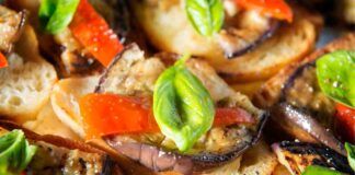 L'antipasto a Ferragosto non può mancare a tavola io faccio le bruschette con le melanzane e peperoni piacciono praticamente a tutti