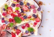 Mescolo yogurt e frutti rossi e do vita ad uno snack leggero, fresco che posso mangiare a merenda o dopo cena