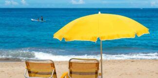 Ombrellone da spiaggia e da giardino vanno puliti così prima di posarli, mini guida da non perdere