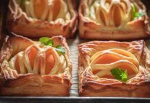 Ospiti improvvisi e non hai il tempo di preparare il dolce Prendi 4 albicocche e una pasta sfoglia