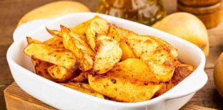 Rendo croccantissime le patate al forno con una miscela segreta: 2 ingredienti che cambiano tutto!