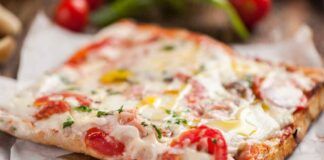 Pizza croccante con pane raffermo in 10 minuti ho servito la cena e ho ricevuto tantissimi complimenti, è sparita dai piatti