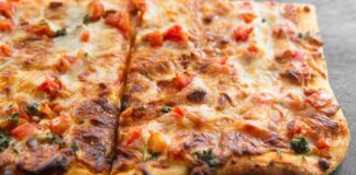 Pizza in teglia senza lievitazione è croccantissima e irresistibile una volta assaggiata questa non desidererai altro